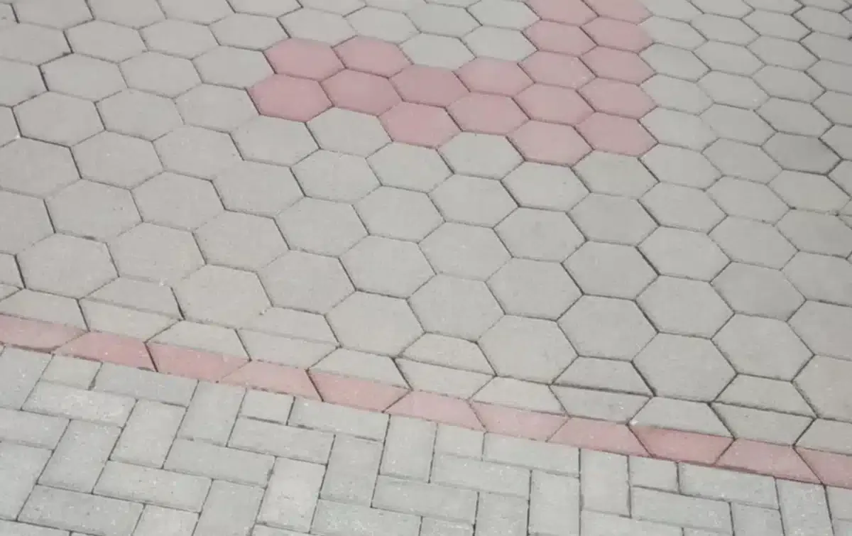 Išvalyta tepalo dėmė nuo betono